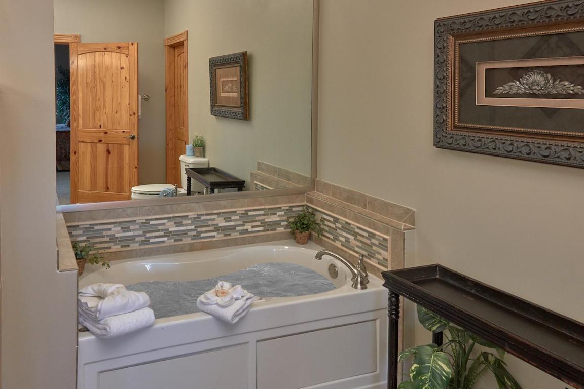 Journey'S End, 5 Bedrooms, Sleeps 12, Private Outdoor Pool, Theater, Sauna Sevierville Kültér fotó